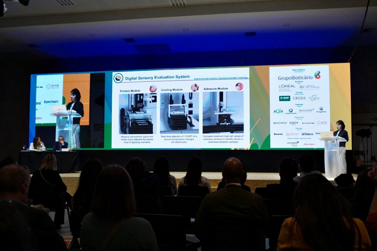아모레퍼시픽은 자사의 화장품 사용감 예측 연구가 2024년 세계화장품학회(IFSCC)에서 ‘우수 연구 톱5’에 선정됐다고 21일 밝혔다.