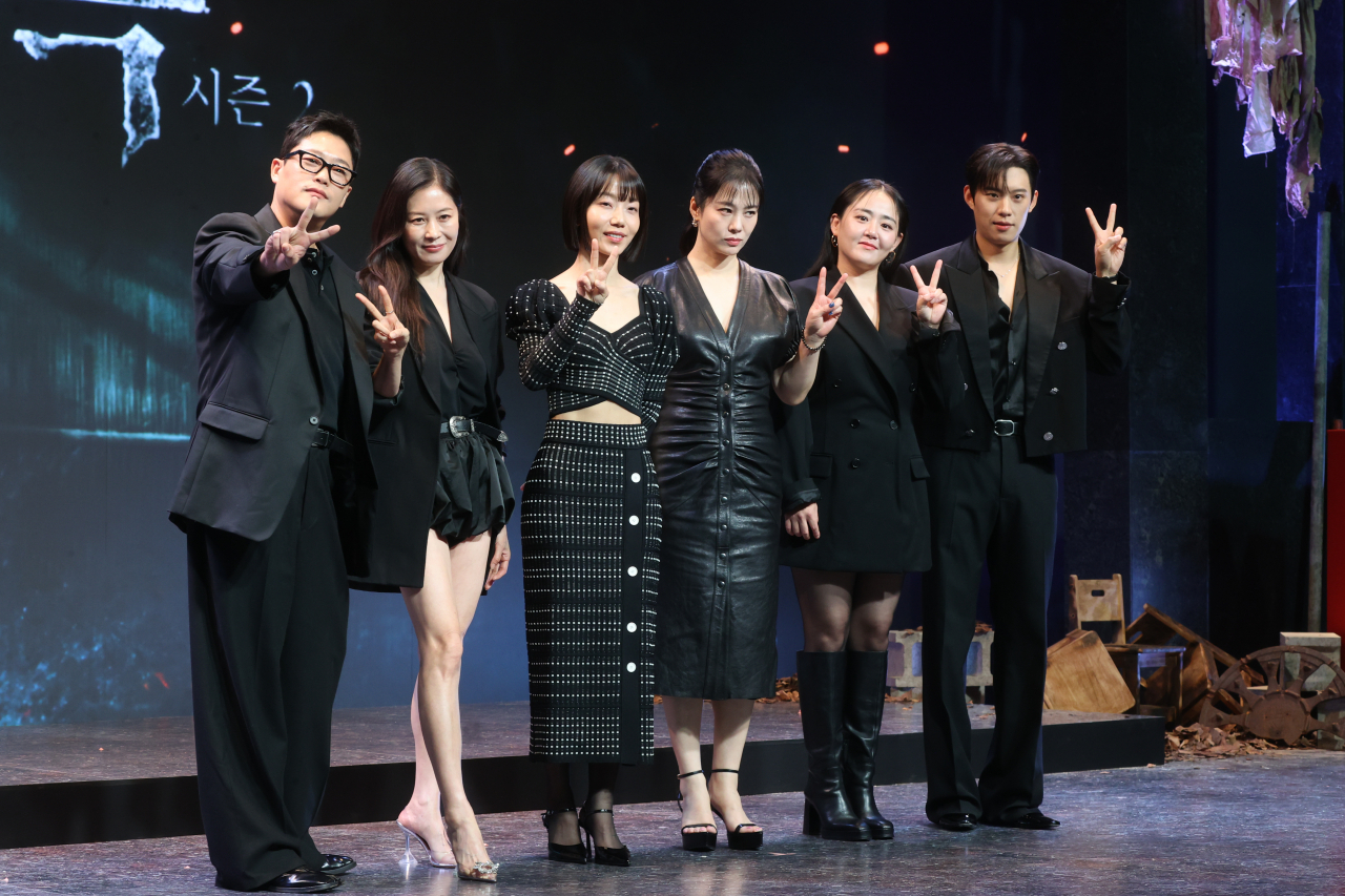 From left: Lim Sung-jae, Moon So-ri, Kim Shin-rock, Kim Hyun-joo, Moon Geun-young and Kim Sung-cheol pose for a photo during a press conference held in Jung-gu, Seoul, Monday. (Yonhap)