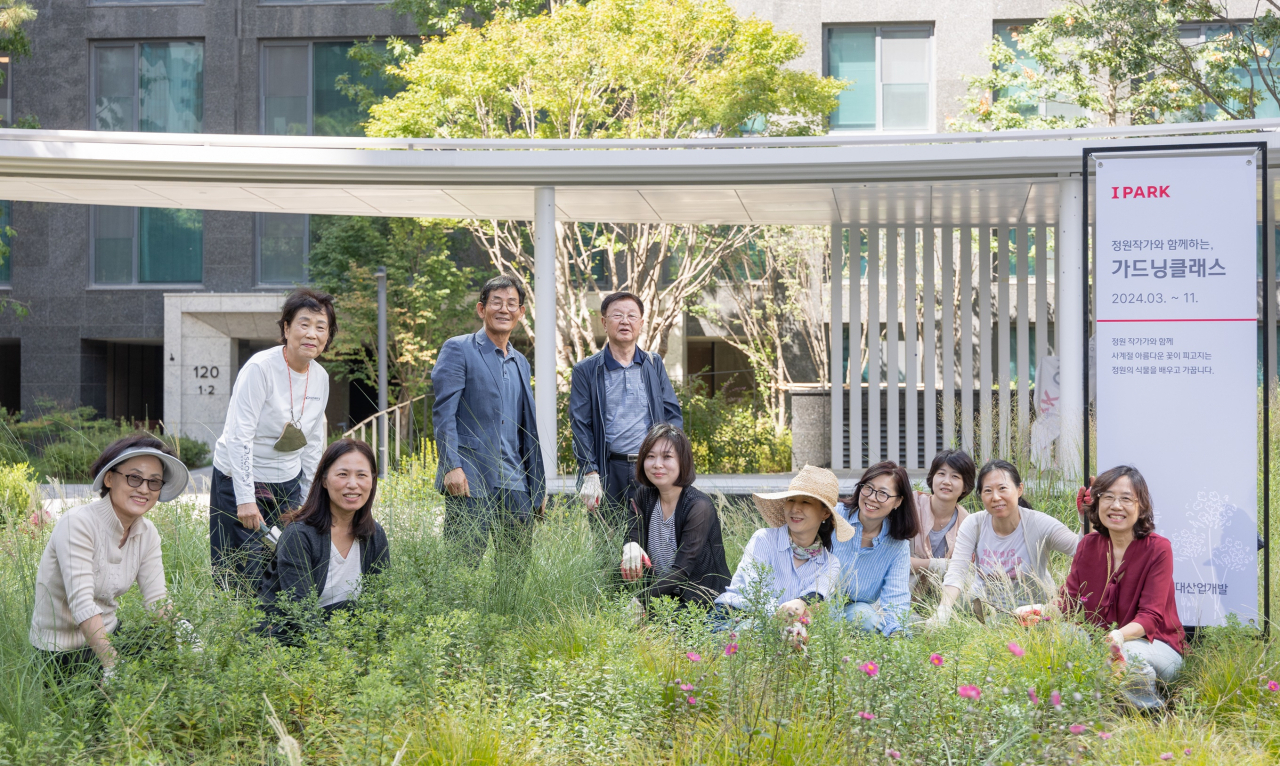 가드닝 교육이 진행된 디에이치 퍼스티어 아이파크 단지 내 커뮤니티 시설 드라마틱써클[사진=HDC현대산업개발 제공]