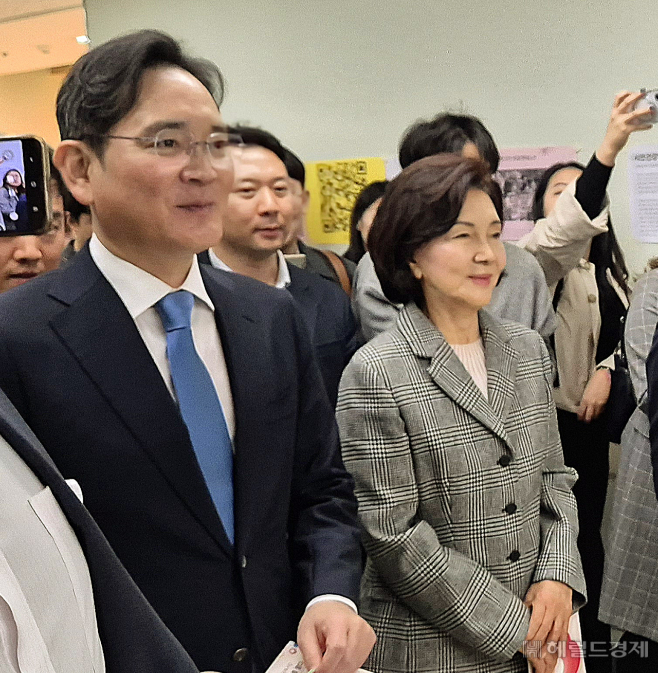 이재용(왼쪽) 삼성전자 회장과 홍라희 전 리움미술관 관장이 21일 오후 서울 종로구 서울대어린이병원 CJ홀에서 열린 ‘이건희 소아암·희귀질환 극복사업’ 행사에 참석한 뒤 병원을 나서고 있다. 김현일 기자