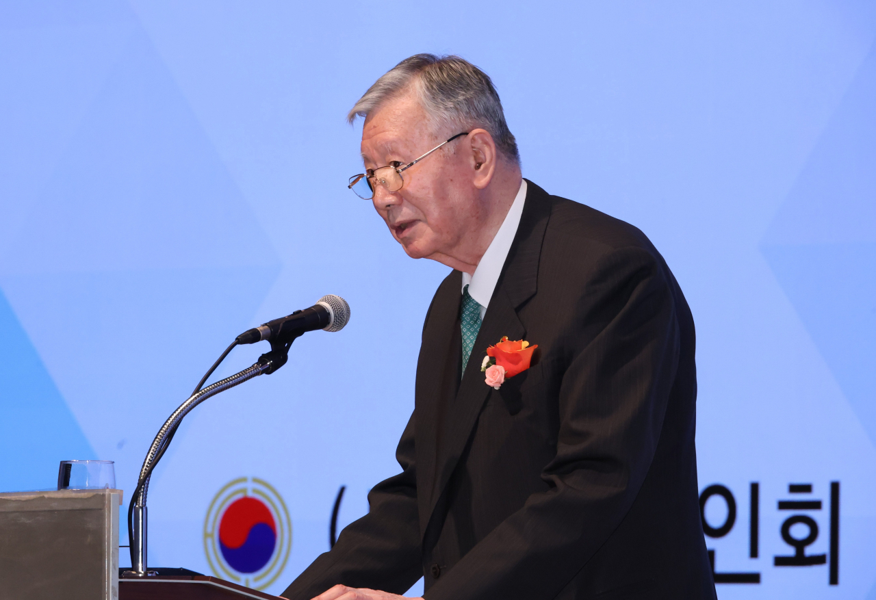 Lee Joong-keun, head of the Korean Senior Citizens Association, speaks during his inauguration ceremony held at the Korea Chamber of Commerce and Industry in Seoul on Monday. (Yonhap)