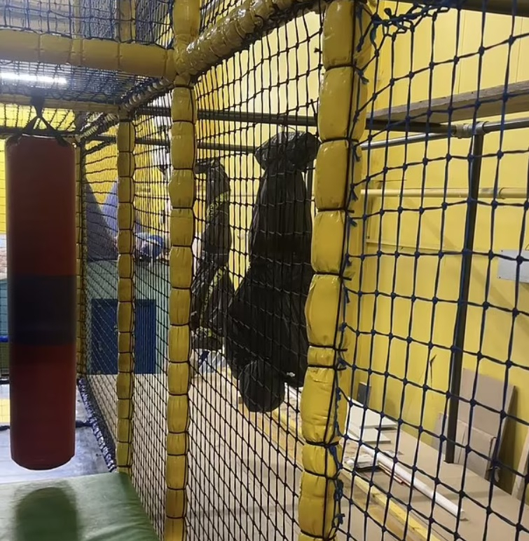 어린이 놀이센터에 설치된 핼러윈 장식물 [데일리메일]