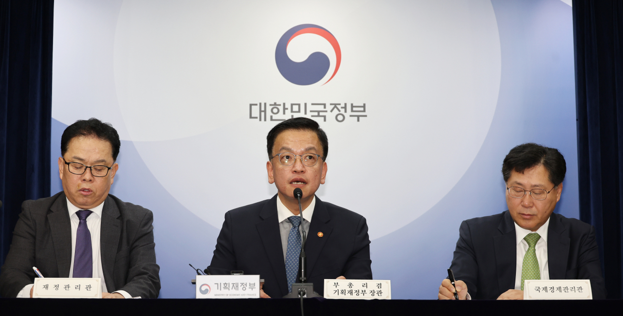 최상목 부총리 겸 기획재정부 장관이 지난 9일 서울 종로구 정부서울청사에서 한국이 세계 3대 채권지수인 세계국채지수(WGBI·World Government Bond Index)에 편입한 것과 관련해 브리핑 하고 있다. [연합]