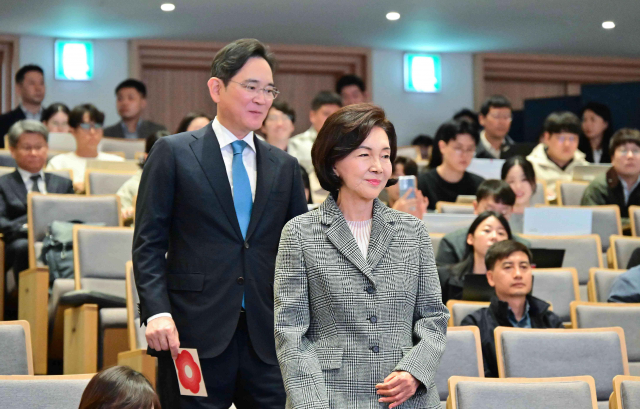 이재용(왼쪽) 삼성전자 회장과 홍라희 전 삼성미술관 리움 관장이 21일 오후 서울 종로구 서울대병원 어린이병원에서 열린 소아암·희귀질환 지원사업단 행사에 참석했다. [삼성전자 제공]