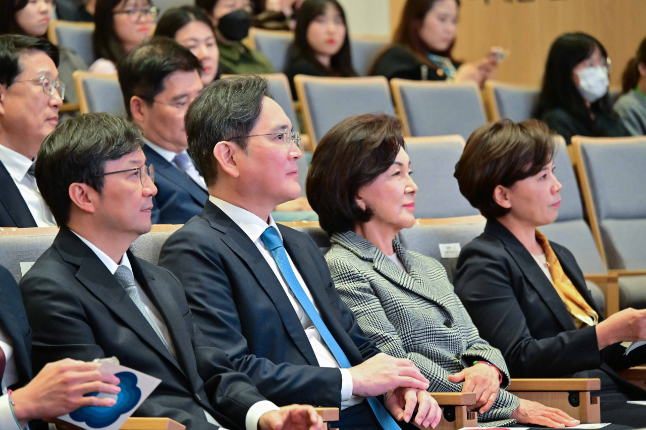 21일 서울 종로구 서울대어린이병원 CJ홀에서 열린 '함께 희망을 열다, 미래를 열다' 행사에 김영태 서울대병원장(왼쪽), 이재용 삼성전자 회장, 홍라희 전 리움미술관장, 최은화 소아암·희귀질환지원사업단장이 참석해 있다. 연합뉴스