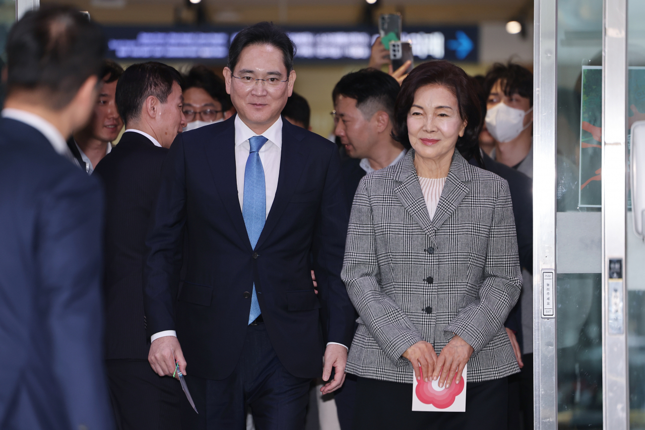 이재용 삼성전자 회장(왼쪽)과 홍라희 전 삼성미술관 리움 관장이 21일 오후 서울 종로구 서울대병원 어린이병원에서 열린 소아암·희귀질환 지원사업단 행사 참석을 마치고 병원을 나서고 있다. 연합뉴스