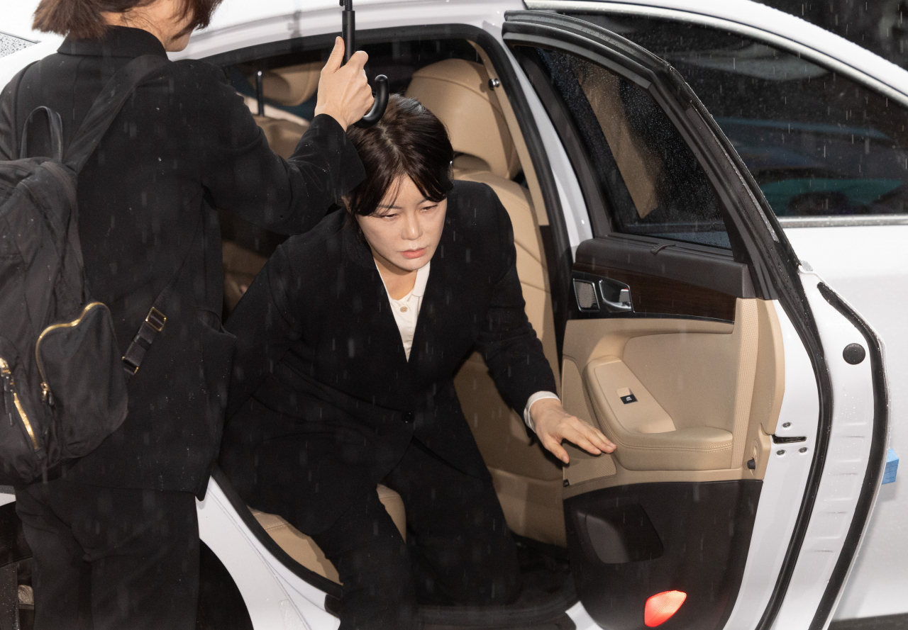 음주운전 혐의로 입건된 문재인 전 대통령의 딸 문다혜 씨가 18일 서울 용산경찰서에서 열린 조사에 출석하고 있다. [뉴시스]