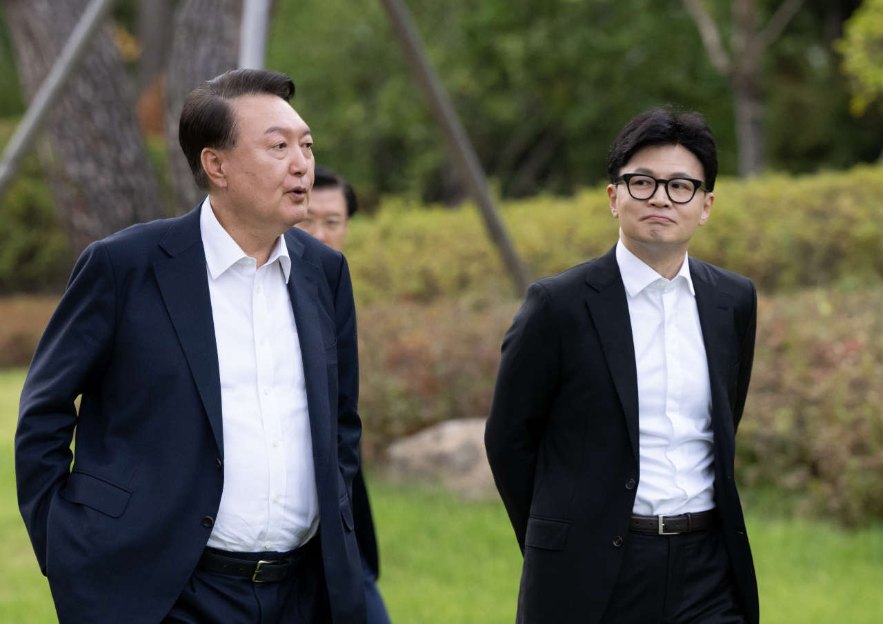 윤석열 대통령이 21일 서울 용산 대통령실에서 국민의힘 한동훈 대표를 만나 대화하며 차담 장소로 이동하고 있다. [연합]