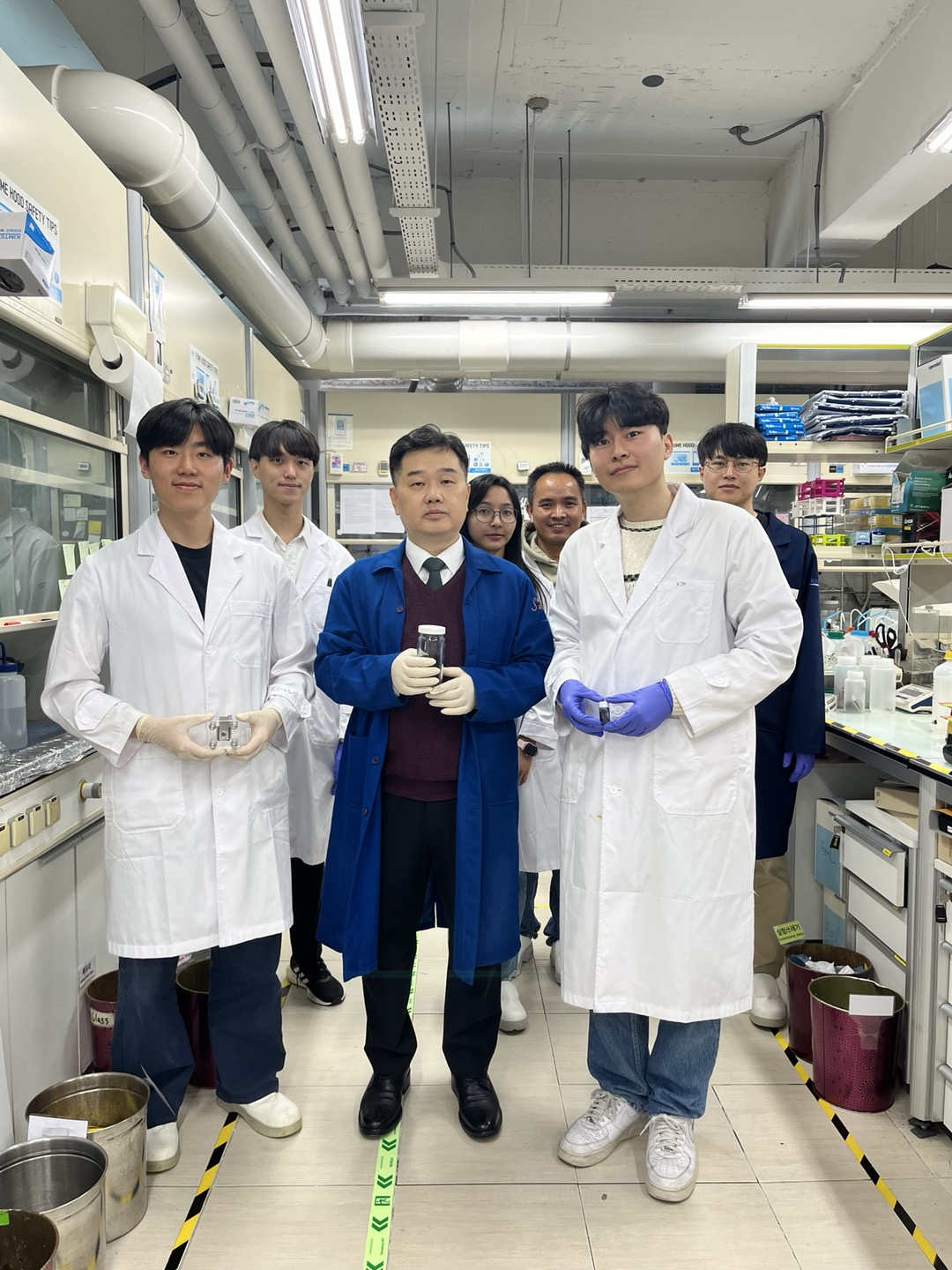 이번 연구를 수행한 강정구(가운데) 교수 연구팀.[KAIST 제공]