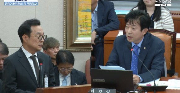 김동전(왼쪽) 맘스터치앤컴퍼니 대표가 21일 국회 정무위원회 공정거래위원회 국정감사에서 질문에 답을 하고 있다. [국회TV 유튜브 캡처]
