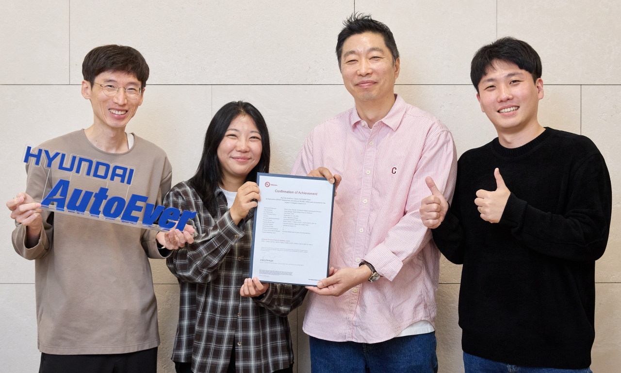 우만제(왼쪽부터) 현대오토에버 차량전장SW센터 책임, 이예슬 책임, 정지훈 센터장, 조준호 책임이 A-SPICE 레벨3 인증서를 들고 기념촬영을 하고 있다. [현대오토에버 제공]
