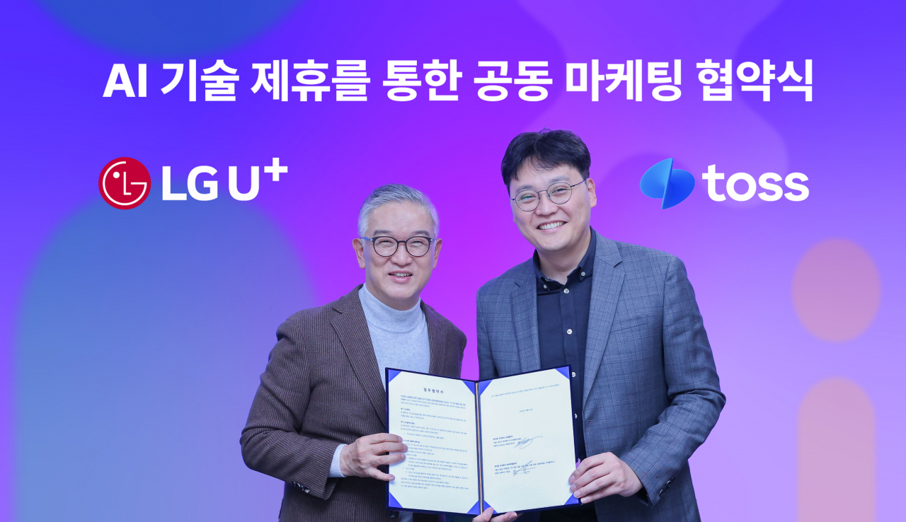 비바리퍼블리키와 LG유플러스가 AI 기술 제휴 업무협약을 맺었다. 이승건(오른쪽) 토스 대표와 정수헌 LG유플러스 컨슈머부문장이 기념사진을 촬영하고 있다. [비바리퍼블리카 제공]