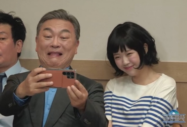 ‘SNL코리아’에서 배우 지예은이 뉴진스 하니를 패러디한 모습. [‘SNL코리아 시즌6’ 방송화면 캡처]