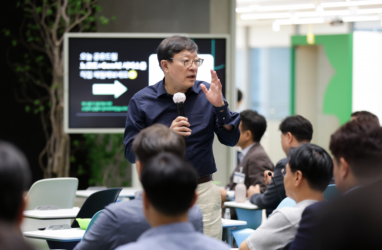 허태수 GS그룹 회장이 지난 7월 서울 GS타워에서 열린 하반기 ‘GS 임원 모임’에서 그룹의 신사업 의지를 피력하며 디지털 혁신(DX) 가속화를 당부하고 있다. [GS 제공]
