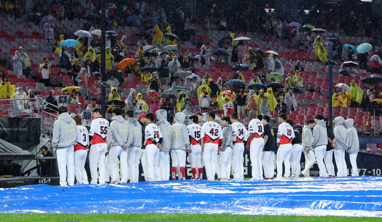 21일 광주 기아챔피언스필드에서 열린 2024 신한 SOL뱅크 KBO 포스트시즌 한국시리즈 1차전 삼성 라이온즈와 KIA 타이거즈의 경기가 서스펜디드 선언으로 우천 취소된 뒤 KIA 선수들이 팬들에게 인사하고 있다. 남은 경기는 22일 오후 4시 6회초 무사 1, 2루 상황에서 계속된다. 연합뉴스