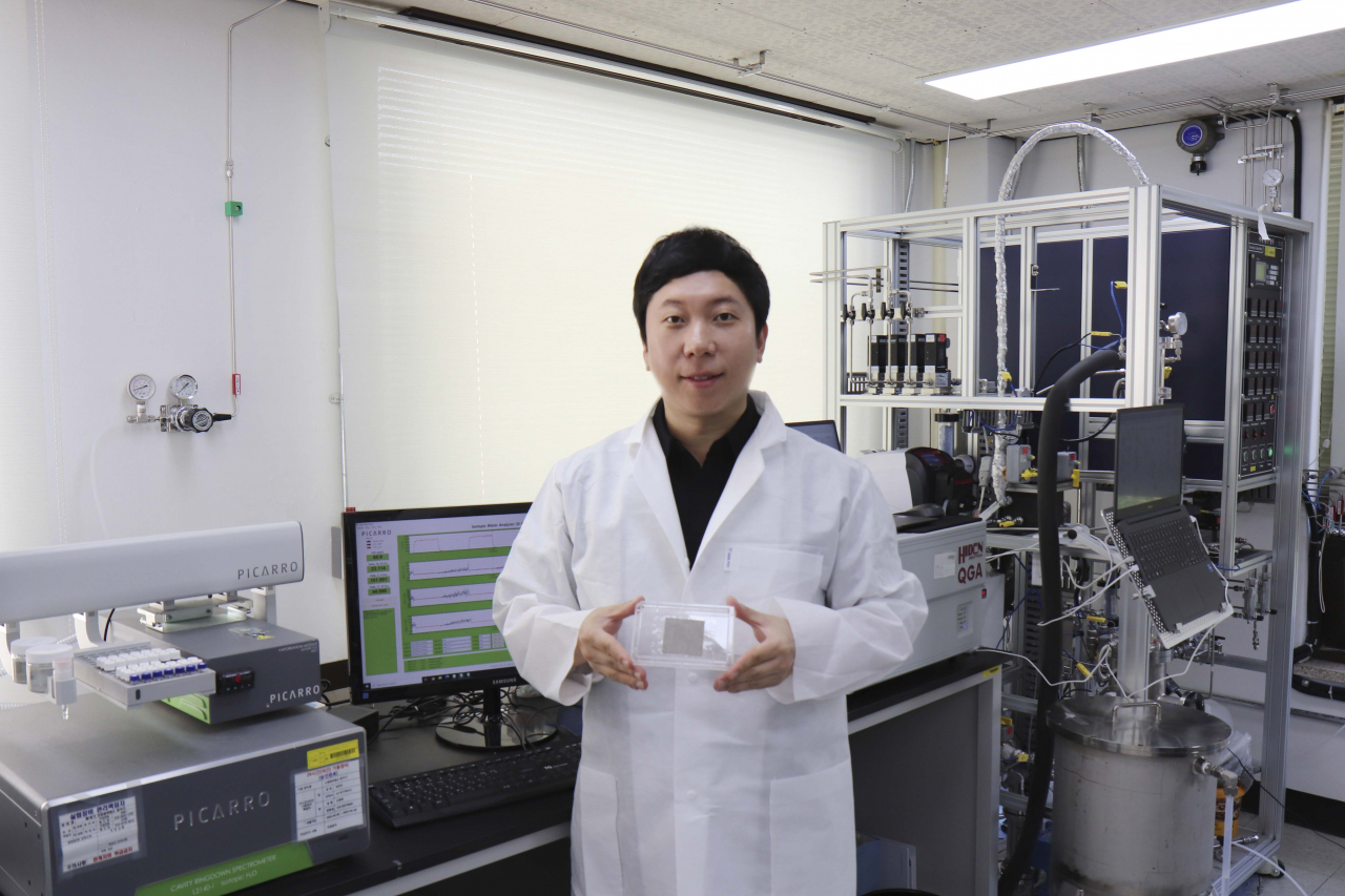 원자력연 연구진이 삼중수소 분리용 수전해 복합 신소재를 들어 보이고 있다.[한국원자력연구원 제공]