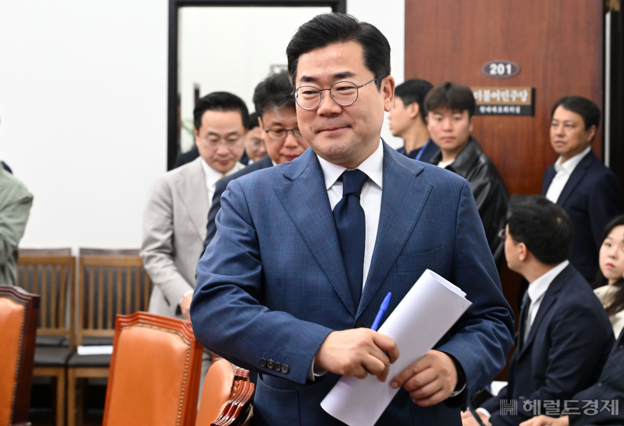 박찬대 더불어민주당 원내대표가 22일 오전 서울 여의도 국회에서 열린 국정감사대책회의에 참석하고 있다. 이상섭 기자