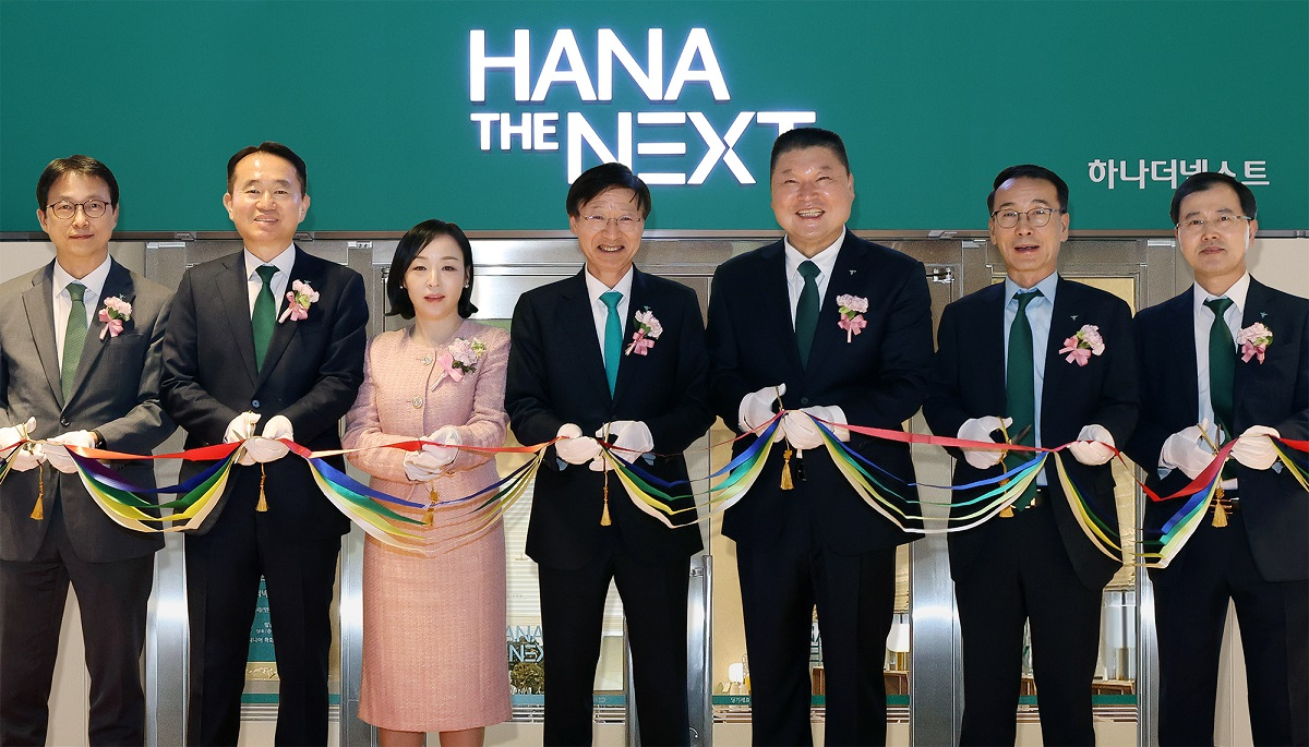 지난 21일 서울 중구 을지로금융센터 ‘하나 더 넥스트’ 라운지 1호점 테이프 커팅식에 참석한 이승열(왼쪽에서 네 번째) 하나은행장과 방송인 강호동(왼쪽 다섯 번째)이 하나은행 임직원들과 함께 기념 촬영을 하고 있다.[하나금융그룹 제공]