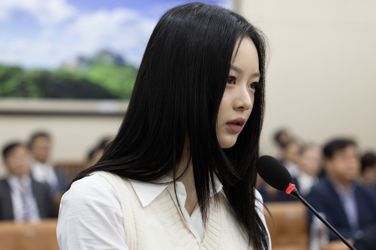 뉴진스 외국인 멤버인 하니 팜이 15일 오후 서울 여의도 국회에서 열린 환경노동위원회의 경제사회노동위원회, 중앙노동위원회, 최저임금위원회 등에 대한 국정감사에서 직장 내 괴롭힘 문제와 관련해 증언하고 있다. 이날 하니 팜은 한국어로 질의에 응했다. [연합]