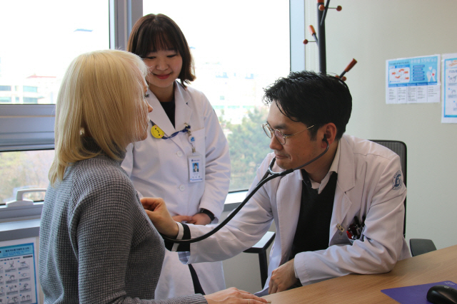 인천의 한 병원에서 의사가 코디네이터의 통역지원을 받으며 외국인을 진료하고 있다. [헤럴드DB]