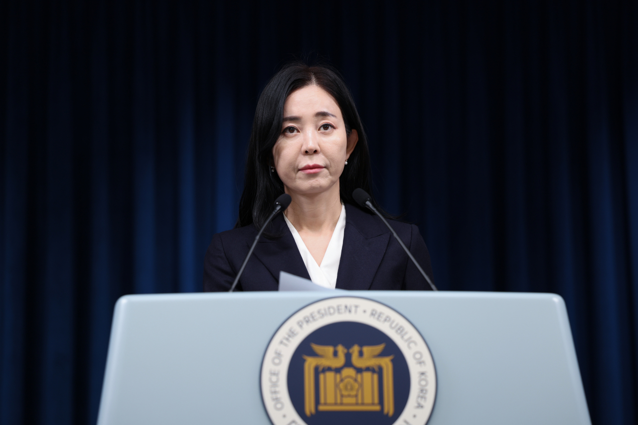 정혜전 대통령실 대변인이 22일 서울 용산 대통령실 청사에서 현안에 대해 브리핑하고 있다. [연합]