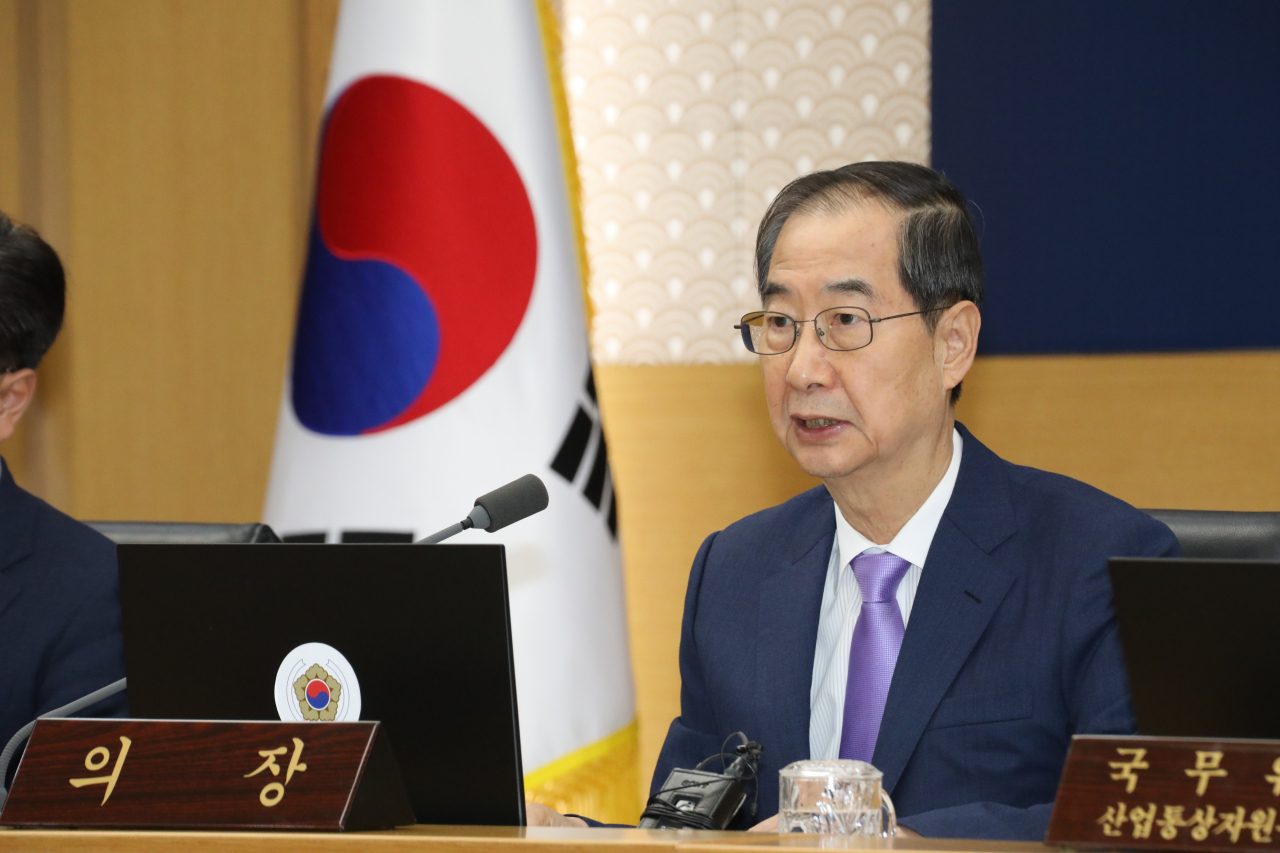 한덕수 국무총리가 22일 오전 정부세종청사 국무회의실에서 열린 국무회의를 주재하고 있다. [연합]