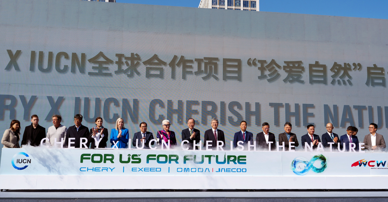 IUCN(국제자연보전연맹)과 체리자동차가 지난 20일 공동으로 개최한 ESG 협약식에서 KGM 곽재선 회장(오른쪽 다섯번째), 체리그룹 인퉁웨(Yin Tongyue) 회장(오른쪽 여덟번째), 반기문 전 UN사무총장(왼쪽 아홉번째)이 기념촬영을 하고 있다. [KGM 제공]