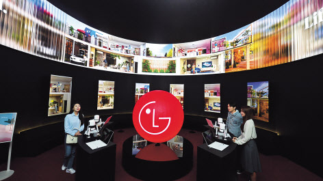 한국전자전에 ‘AI 극장’ 콘셉트로 조성된 LG전자관 전경