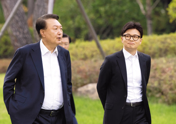 윤석열 대통령이 21일 서울 용산 대통령실에서 한동훈 국민의힘 대표를 만나 대화하며 차담 장소로 이동하고 있다. [연합]