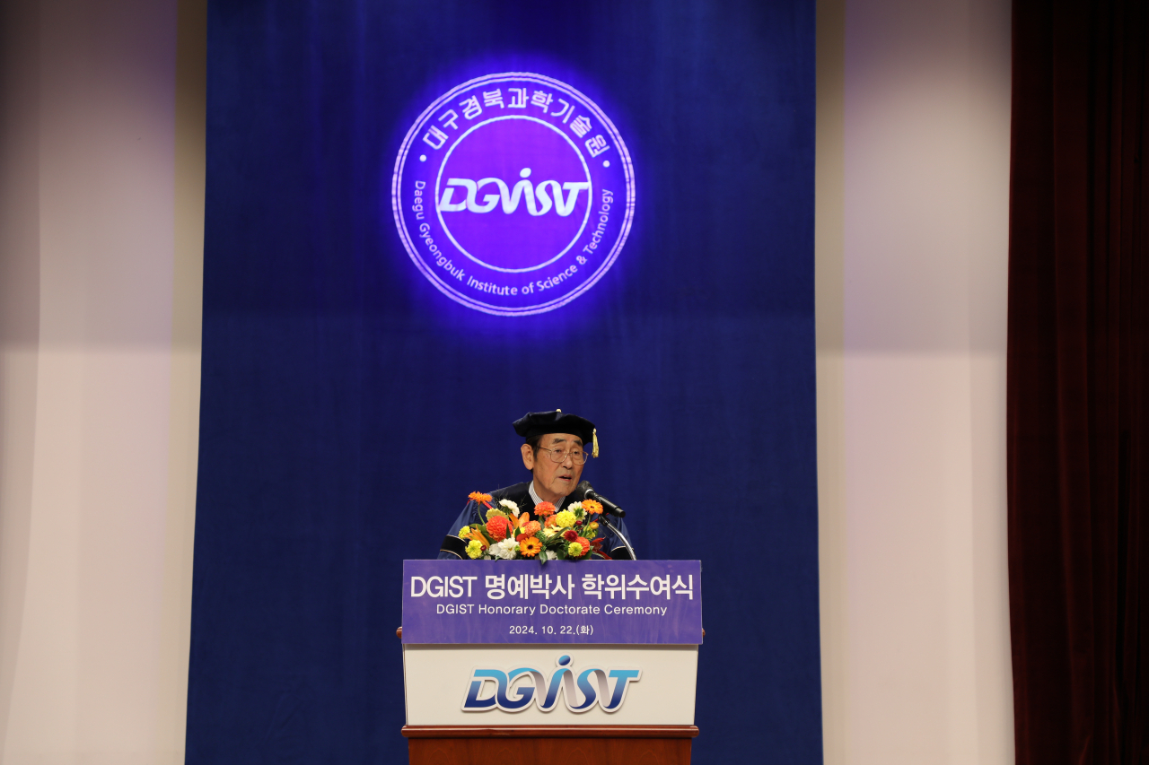 윤종용(왼쪽) 전 삼성전자 부회장이 이건우 DGIST 총장으로부터 명예박사를 수여받고 있다.[DGIST 제공] 윤종용 전 삼성전자 부회장이 명예박사 수락 연설을 하고 있다.[DGIST 제공]