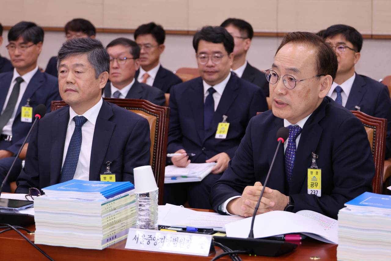 윤준 서울고등법원장(왼쪽부터)과 김정중 서울중앙지방법원장이 22일 오전 서울 여의도 국회에서 열린 법제사법위원회의 서울고법, 서울중앙지법, 수원지법 등에 대한 국정감사에서 위원 질의에 답변하고 있다. [연합]