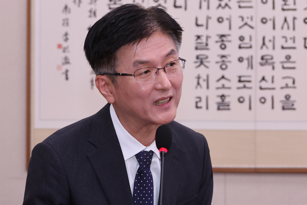 김세윤 수원지방법원장이 22일 오전 국회에서 열린 법제사법위원회의 서울고법, 서울중앙지법, 수원지법 등에 대한 국정감사에서 '쌍방울 대북송금 사건' 재판 관련 장경태 더불어민주당 의원의 질의에 답하고 있다. [연합]