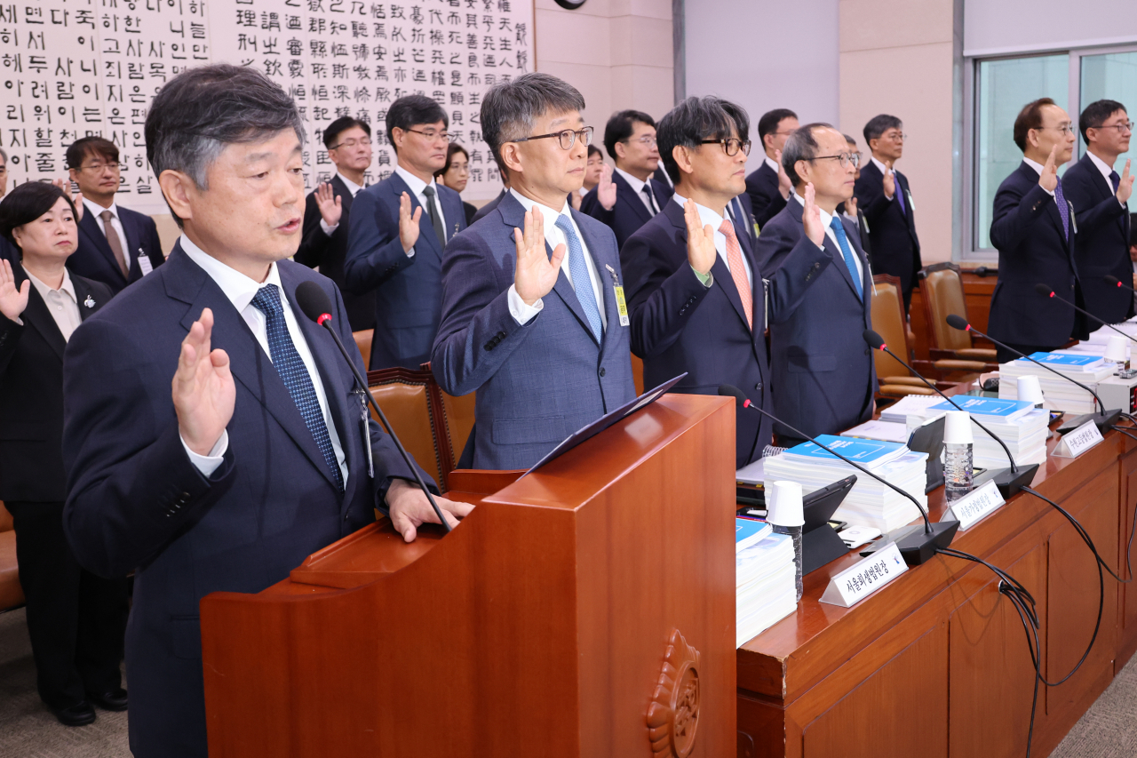 윤준 서울고등법원장(맨 왼쪽)이 22일 오전 국회에서 열린 법제사법위원회의 서울고법, 서울중앙지법, 수원지법 등에 대한 국정감사에서 증인선서를 하고 있다. 왼쪽부터 윤준 서울고등법원장, 안병욱 서울회생법원장, 최호식 서울가정법원장, 이상주 수원고등법원장, 김정중 서울중앙지방법원장, 김국현 서울행정법원장. [연합]