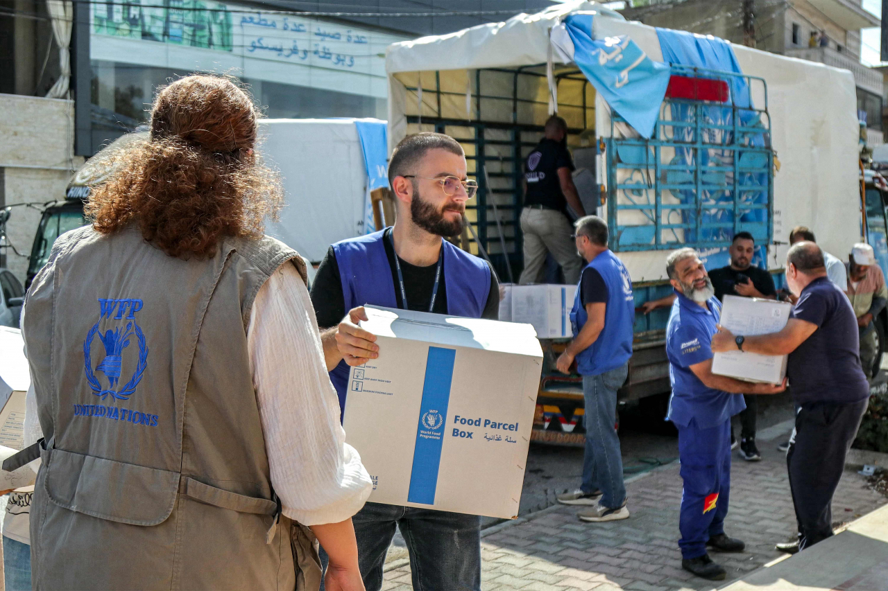세계식량계획(WFP)이 레바논 남부의 마을 주민들에게 인도주의적 지원 패키지를 제공하고 있다. [AFP]