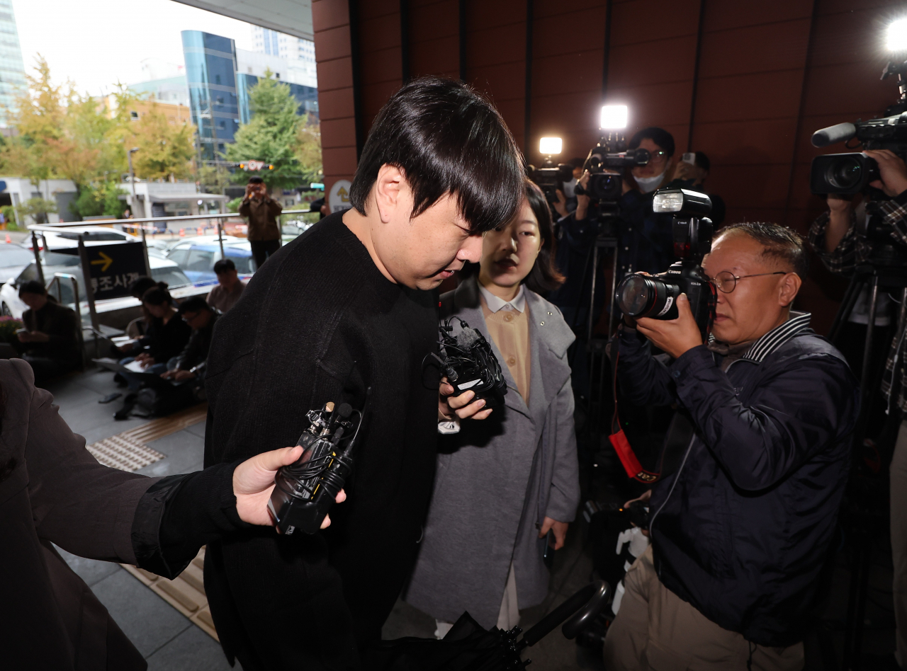 인터넷 불법 도박 사실을 고백한 코미디언 이진호가 22일 오후 관련 조사를 받기 위해 서울 강남경찰서로 출석하고 있다. [연합]