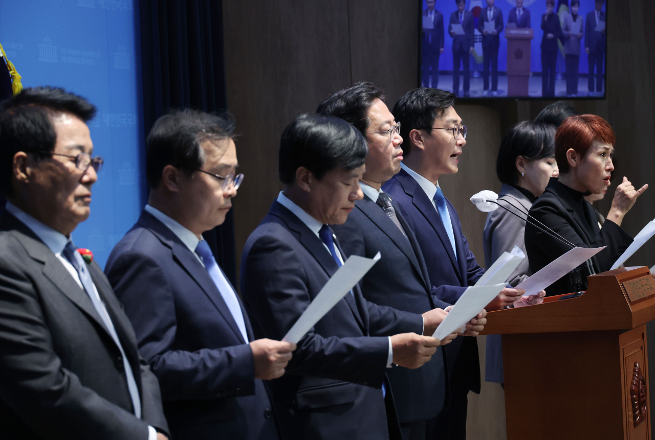 장경태 더불어민주당 의원과 박은정 조국혁신당 의원 등 야당 법제사법위원회 소속 의원들이 22일 국회 소통관에서 김건희 여사 동행명령장 집행 관련 기자회견을 하고 있다. 연합뉴스