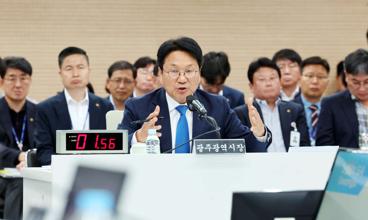 22일 오전 광주시청에서 열린 행정안전위원회의 광주시청에 대한 국정감사에서 강기정 시장이 질의에 답하고 있다. 연합뉴스