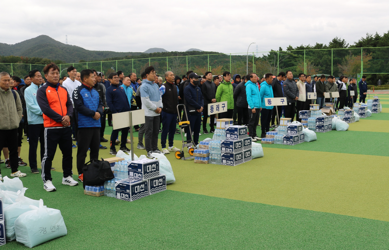 제43회 대선주조배 축구대회 참가자들. [사진=대선주조]