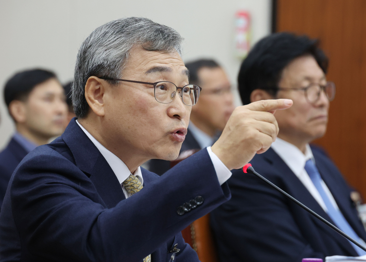 정근식 서울시교육감이 22일 국회에서 열린 교육위원회의 서울시교육청 등에 대한 국정감사에 출석, 의원 질의에 답하고 있다. [연합]