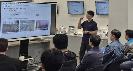삼표산업이 경기 화성시 자사 기술연구소에서 건설현장 책임감리를 비롯해 품질실장 등 관계자 50여명이 참석한 가운데 ‘블루콘 윈터’ 성능검증 시험을 했다. [삼표 제공]