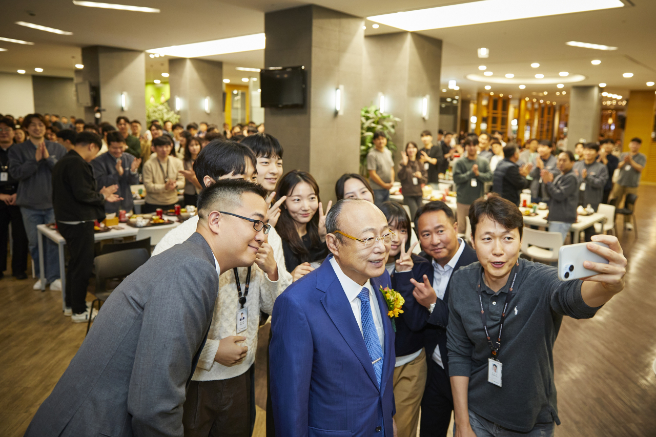 김승연(첫줄 왼쪽 두번째) 한화그룹 회장이 한화 판교 R&D센터 직원 식당을 방문해 삼남 김동선(첫줄 왼쪽 첫번째) 한화비전 미래비전총괄 부사장 및 한화정밀기계, 한화비전 등 입주사 직원들과 기념사진을 찍고 있다. [한화 제공]