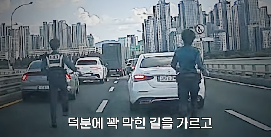 지난달 29일 두 경찰관이 반포대교 위를 뛰어다니며 운전자들에게 길을 터 달라고 요청하는 모습. [유튜브 '서울경찰' 영상 캡처]