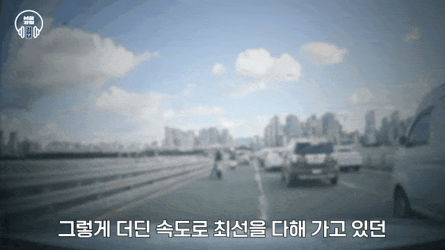지난달 29일 두 경찰관이 반포대교 위를 뛰어다니며 운전자들에게 길을 터 달라고 요청하는 모습. [유튜브 '서울경찰' 영상 갈무리]