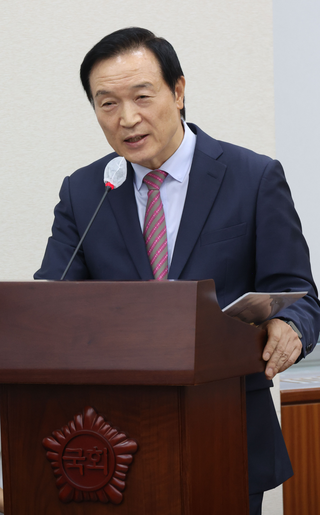 임태희 경기도교육감이 22일 국회에서 열린 교육위원회 국정감사에 출석, 의원 질의에 답하고 있다. [연합]