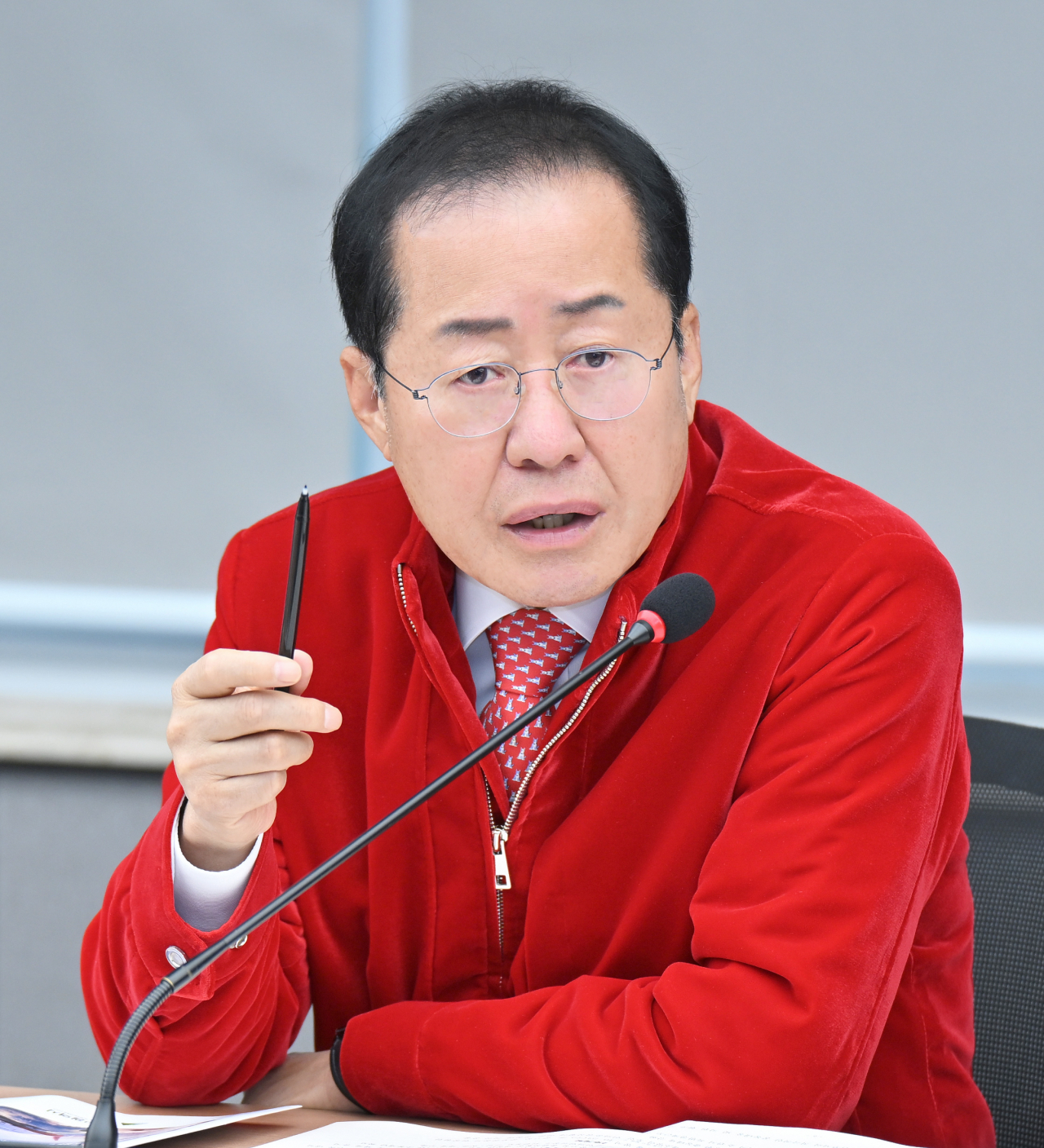 홍준표 대구시장이 22일 시청 산격청사 대회의실에서 간부회의를 주재하고 있다.[대구시 제공]