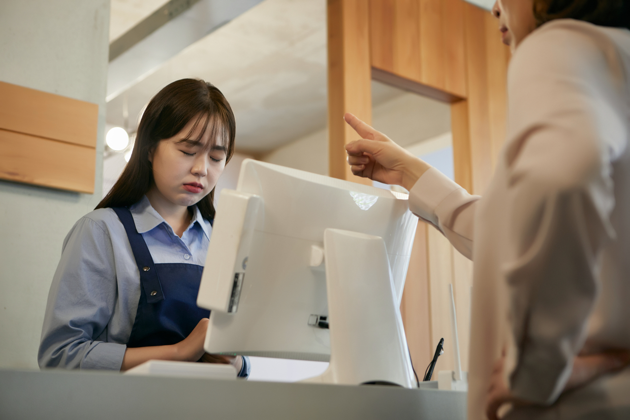 음료 안 시키고 빨대만 달라는 손님 거절하니…