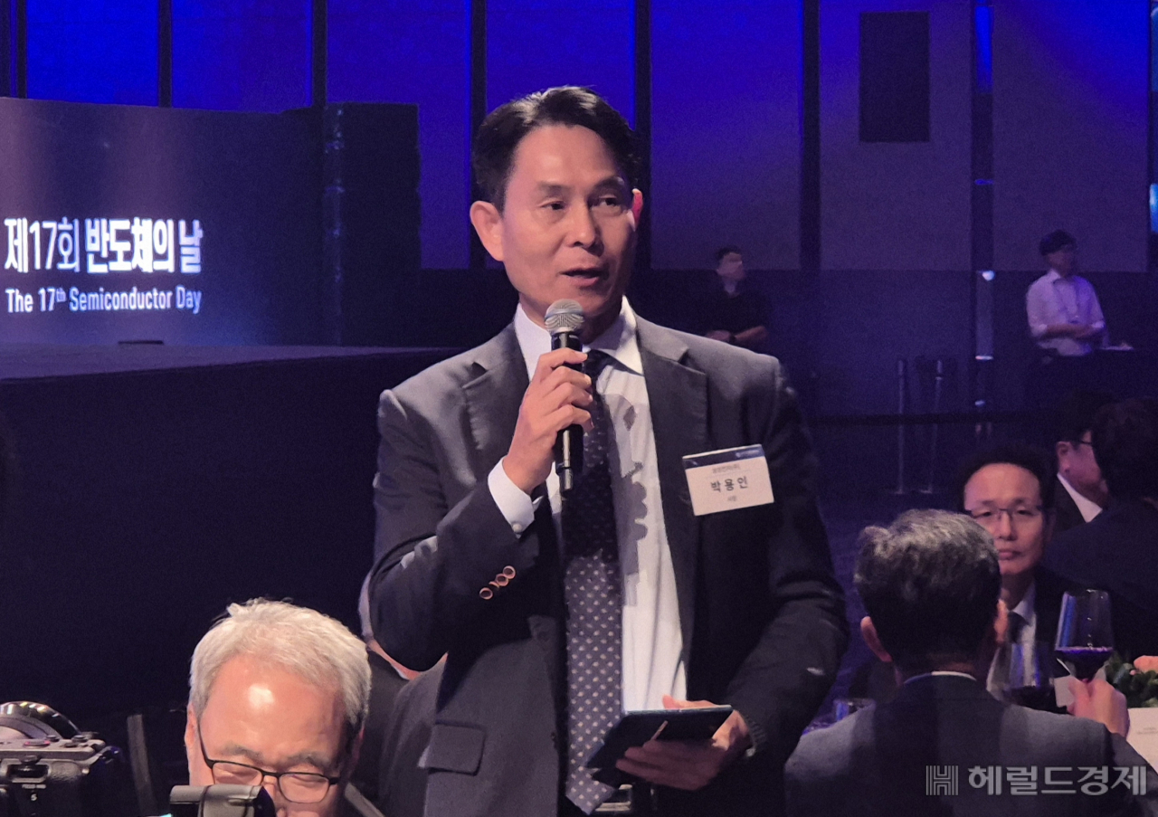 박용인 삼성전자 시스템LSI 사업부장이 22일 서울 강남구 그랜드 인터컨티넨탈 서울 파르나스에서 열린 제17회 반도체의 날 행사에서 건배사를 하고 있다. 김현일 기자