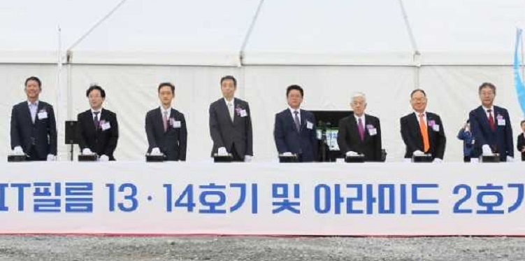 도레이첨단소재가 경북 구미5공장에서 IT필름 13·14호기, 아라미드섬유 2호기 생산설비 증설 기공식을 열었다. 왼쪽부터 김장호 구미시장, 오스카 츠요시 주부산일본국총영사, 유법민 산업통상자원부 투자정책국장, 미즈시마 코이치 주한일본국대사, 이철우 경북도지사, 닛카쿠 아키히로 도레이 회장, 이영관 도레이첨단소재 회장, 김영섭 도레이첨단소재 사장. [도레이첨단 제공]