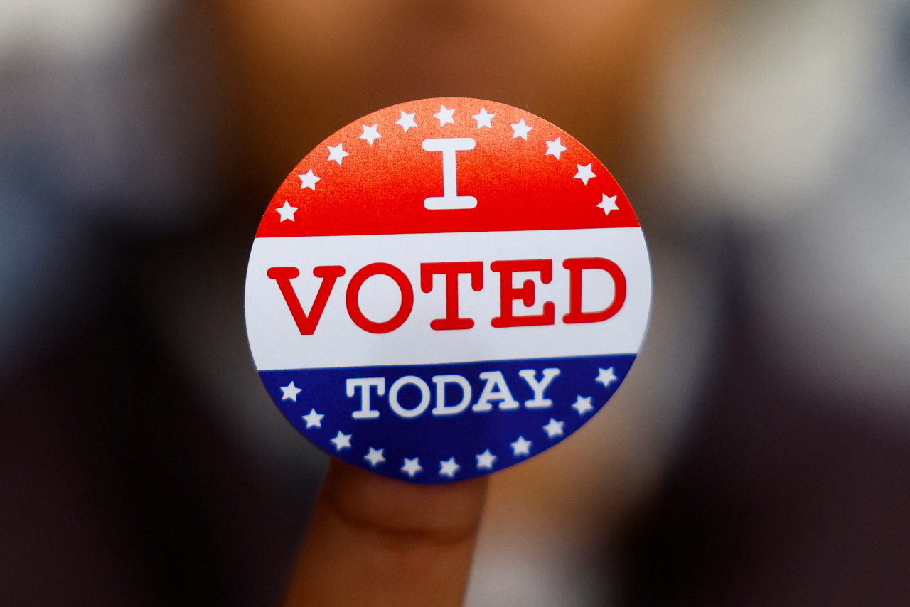 지난 21일(현지시간) 프랑스 파리에서 한 미국 시민권자가 ‘오늘 투표했습니다(I voted today)’고 적힌 스티커를 인증하고 있다. [로이터]