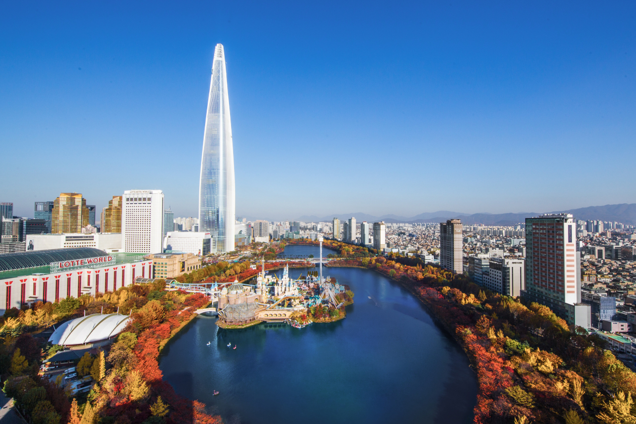 ‘O’ 형 호수 프레임으로 화려하게 수놓는 석촌 단풍